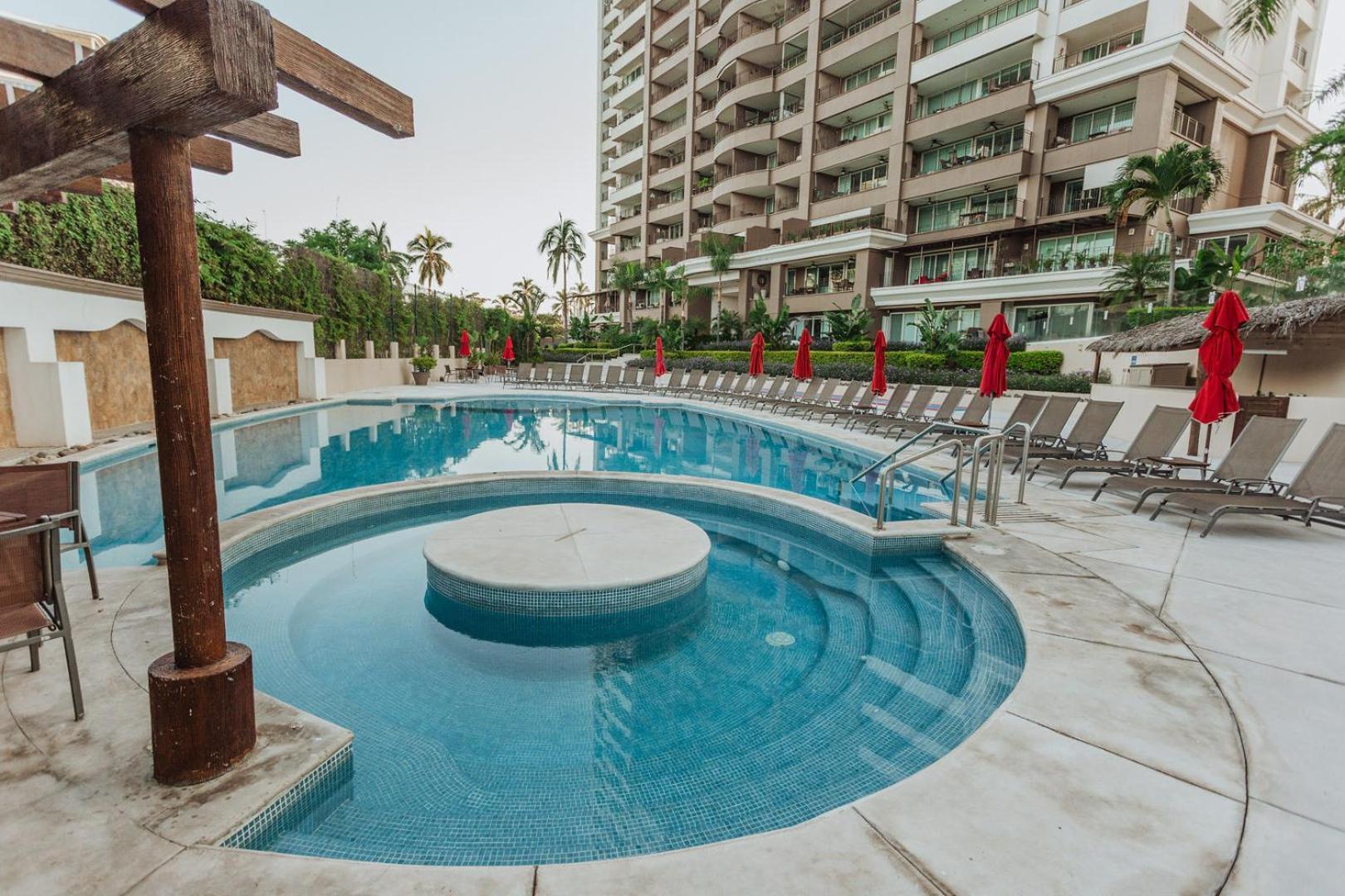 Grand Venetian Beachfront Condos Puerto Vallarta Exterior photo