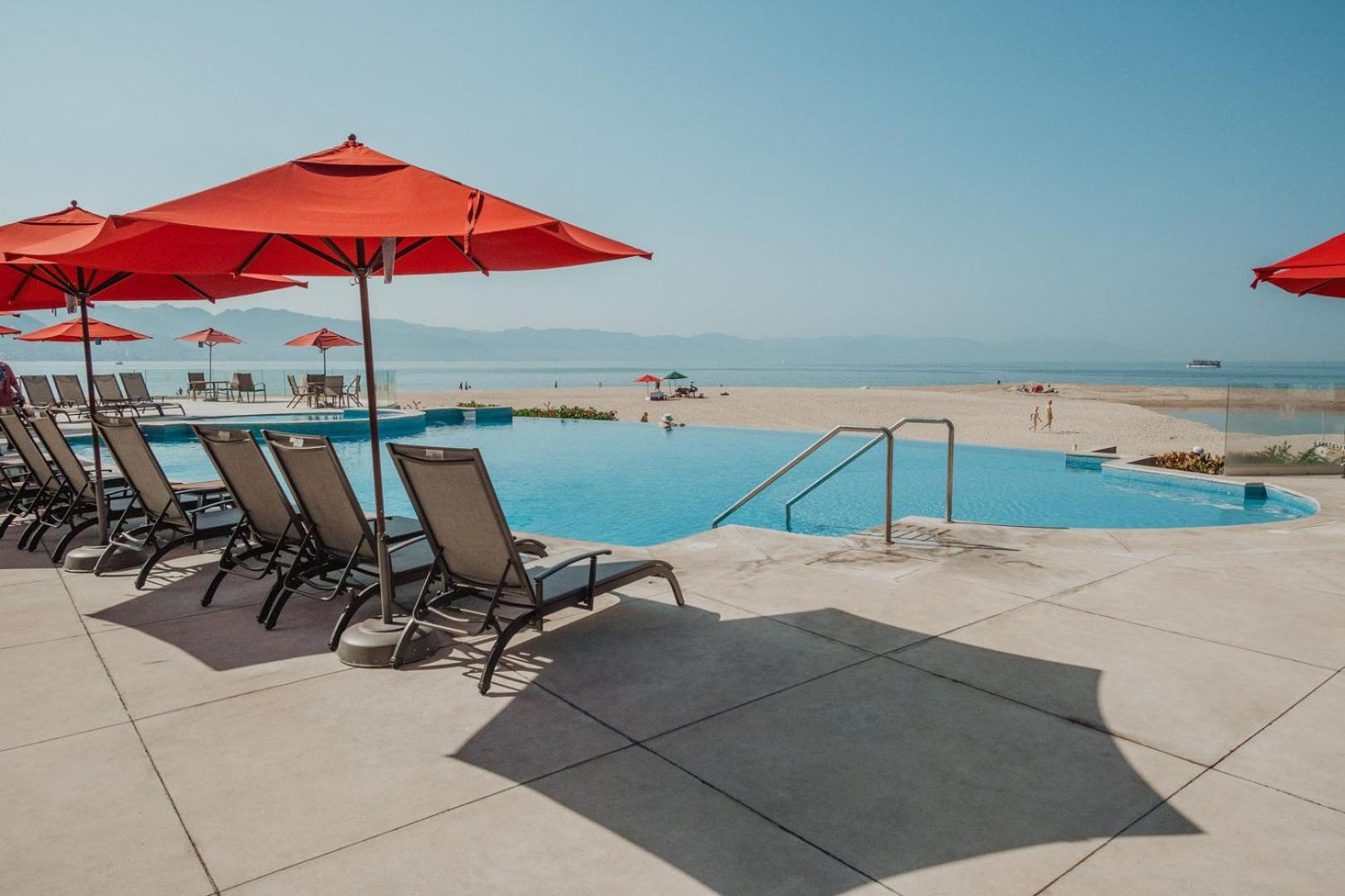 Grand Venetian Beachfront Condos Puerto Vallarta Exterior photo